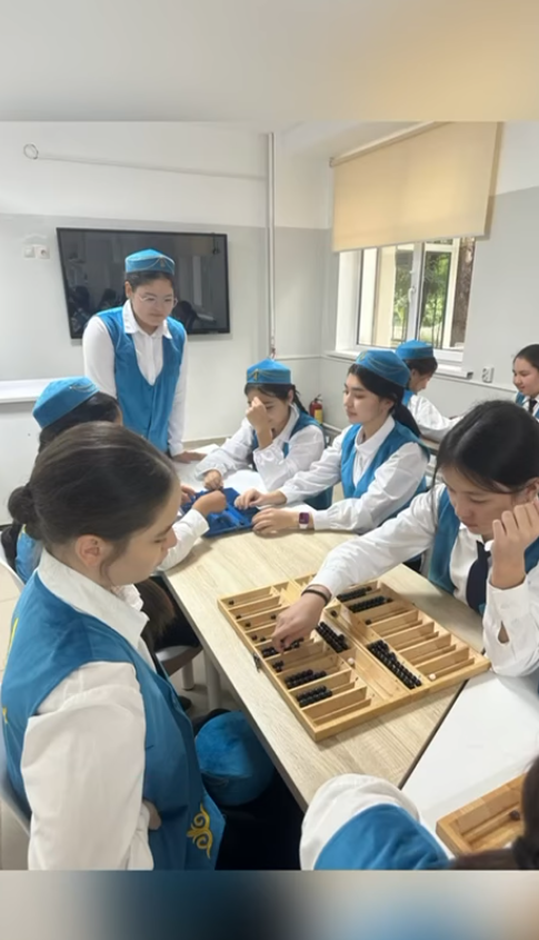 М. Жумабаев атындағы №137 ЖББ мектептің 8-9 сыныптың оқушылары V Дүниежүзілік көшпенділер ойындары аясында 9 қыркүйек Тоғызқұмалақ күніне орай Гиннес рекордын орнату іс-шарасына қатысты.