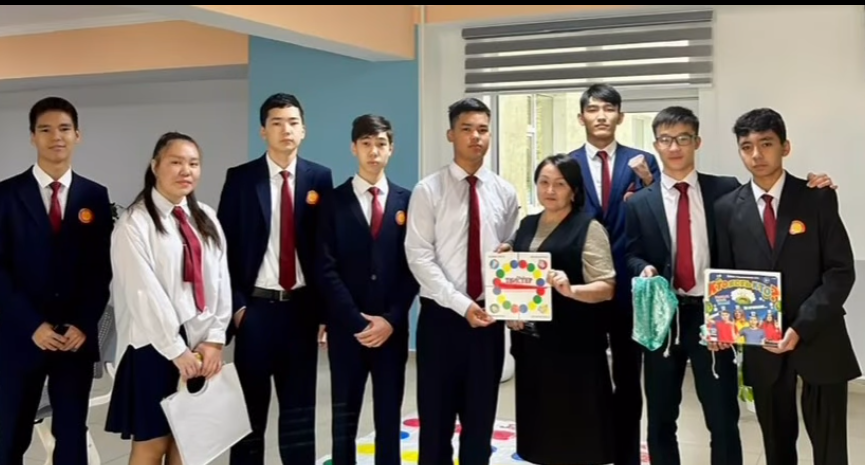 “Еңбек жай ғана қызмет емес, адам болмысының айнасы” дәйек сөзімен басталған кезекшіліктің үшінші күнінде “Сұрақ-жауап” ойыны ойнатылды. Дұрыс жауап берген оқушыға кішігірім сый берілді. Онымен қоса “Мен кіммін?”, “Твистер” ойындары да оқушылар арасы