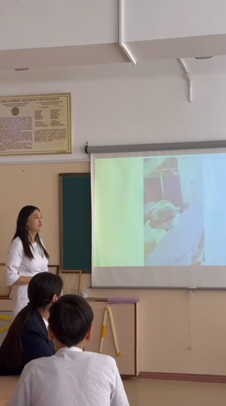 30.09 9”А” сынып ата-анасы, *жоғары санаттағы дәрігер акушер-гинеколог,* *PhD доктор* Акшалова Асель Талгатбековна сынып оқушыларына медицина саласы туралы, медицина саласында жеке бренд қалыптастыру туралы *“Мамандығым-мақтанышым”* жобасы аясында тү