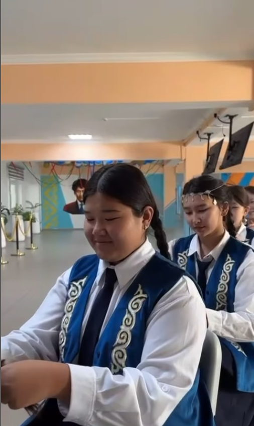 М.Жұмабаев атвндағы#137 ЖББ мектепте «Біртұтас тәрбие бағдарламасы» аясында ұйымдастырылған мектепішілік «Бұрымды қыз» сайысына қатысушылар 8-9 сынып қыздары