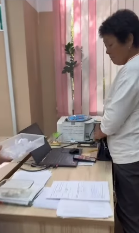 10”Ә” сыныбының ұйымдастыруымен ұстаздар күніне орай мұғалімдер арасында “Құпия дос” ойыны өткізілді. Мақсаты: Әріптестер арасында сыйластық беделін арттыру,бір-бірімен ой бөлісу,өмір құндылықтарының маңызына назар аудару арқылы көңіл-күйлерін көтеру