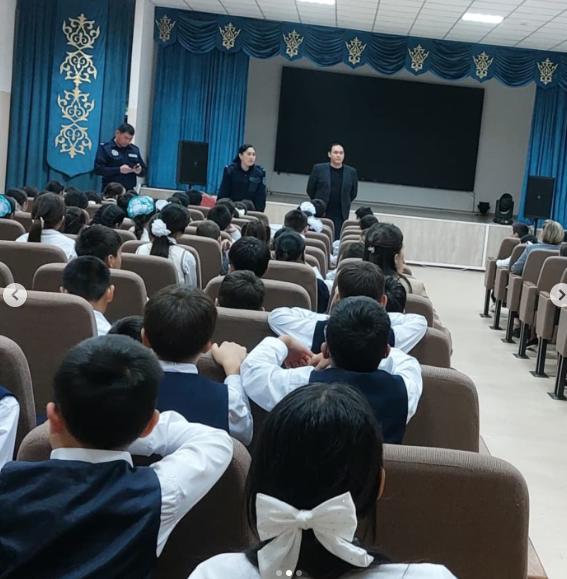 М.Жұмабаев атындағы #137 ЖББ мектепте оқушыларға директордың тәрбие орынбасары Н.Е.Өміралы және мектеп инспекторлары құқықбұзушылықтың алдын алу және кешкі уақытта жалғыз жүрмеуге, тәртіп бұзған жағдайда әкімшілік жауапқа тартылатынлығы туралы лекция