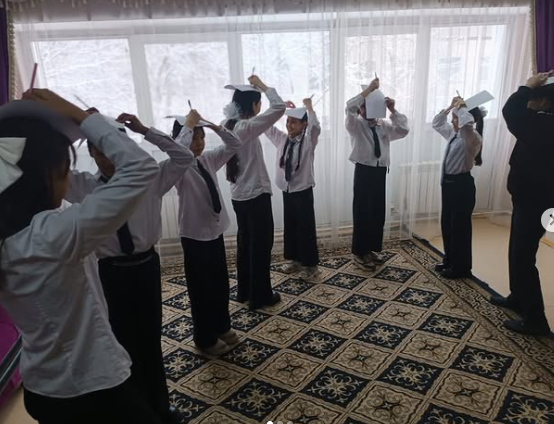 М.Жұмабаев атындағы №137 жалпы беретін мектептің Тақырыбы: "Қарым- қатынас" Мақсаты:Оқушының бір- біріне деген қарым- қатынастарын анықтау тренинг 7 -сыныптармен тренинг сабағы өттілді.