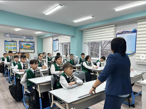 М.Жұмабаев атындағы №137 жалпы беретін мектеп психологы 9 сыныппен оқушылармен киор код,ұяалы байланыстағы ойындар туралы түсіндірмелі жұмыстар жүргізілді.