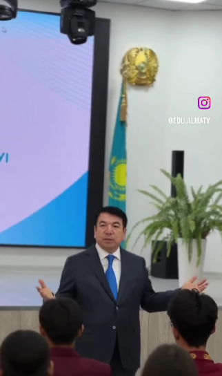 8.11.2024ж. Қазақстан Республикасының оқу-ағарту министрі Ғани Бектайұлы Бейсембаевтың дарынды оқушыларымен кездесуіне #137 ЖББ мектептің 10 "Ә" сынып оқушысы мектеп парламентінің президенті Дулатқызы Диана қатысты