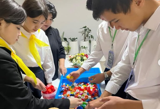 М.Жұмабаев атындағы #137 ЖББ мектепте "Көңілді қақпақ" акциясы аясында мектеп оқушылары белсене қатысуда